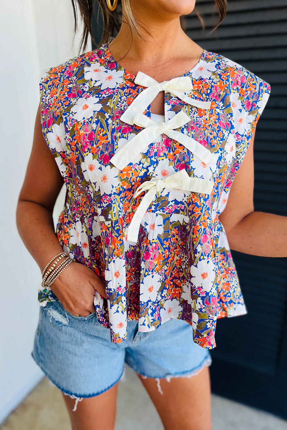 Green Floral Print Bow Applique Slit Sleeveless Peplum Blouse
